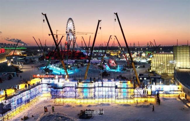 网友建议的冰滑梯成真了 施工正酣！