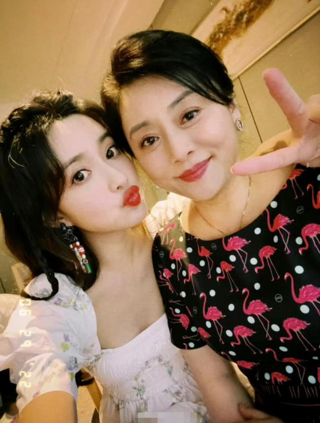 看到了五十多岁的孟子义 母女共用一张脸