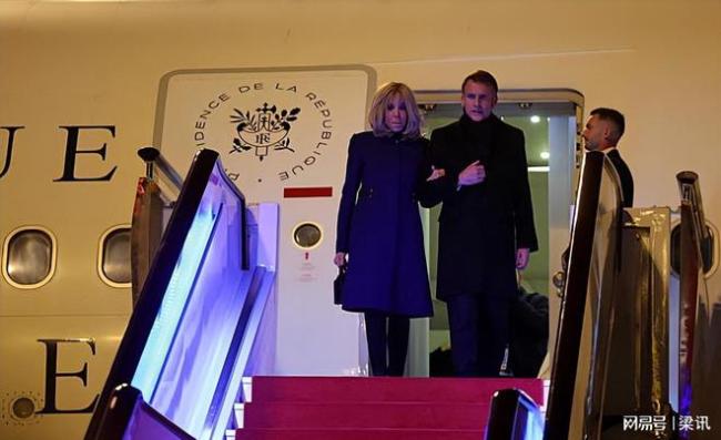 马克龙携夫人抵达成都 布里吉特优雅亮相