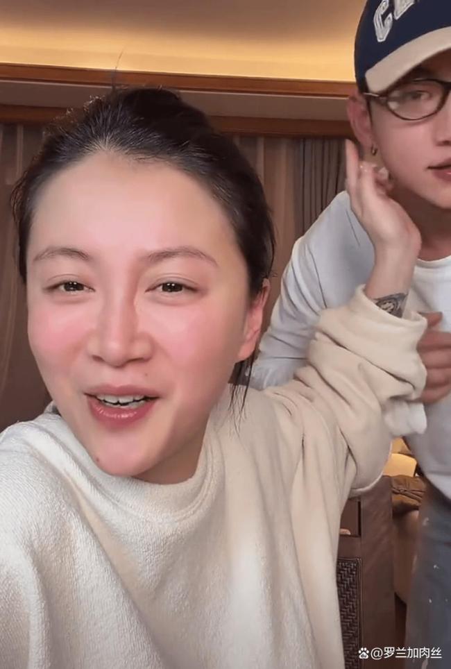 李嘉格直播男友出镜 甜蜜互动引关注