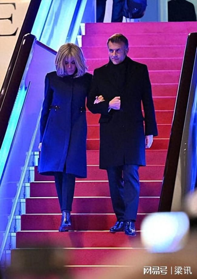 马克龙携夫人抵达成都