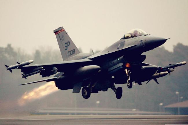 美军一F16战机坠毁 特技飞行队训练事故