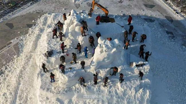 网友建议的冰滑梯成真了 施工正酣！