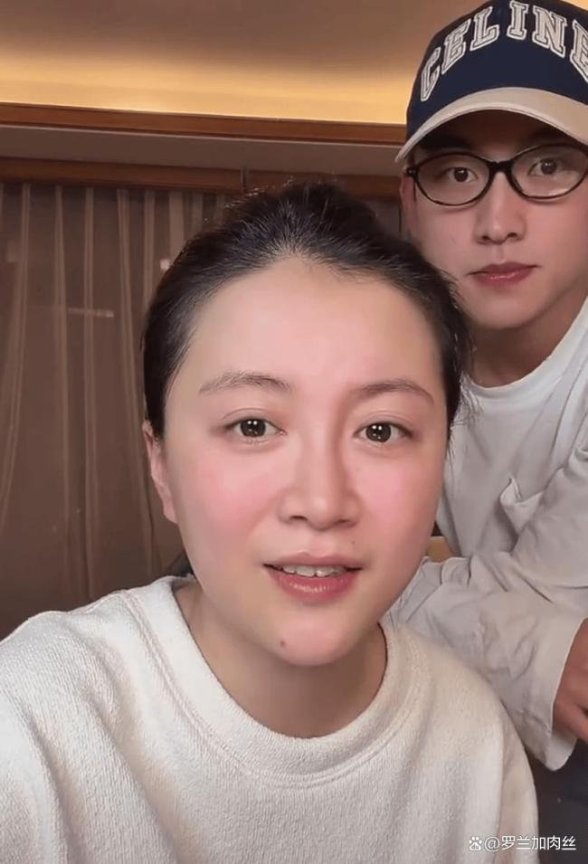 李嘉格与男友初次见面主动邀约散步