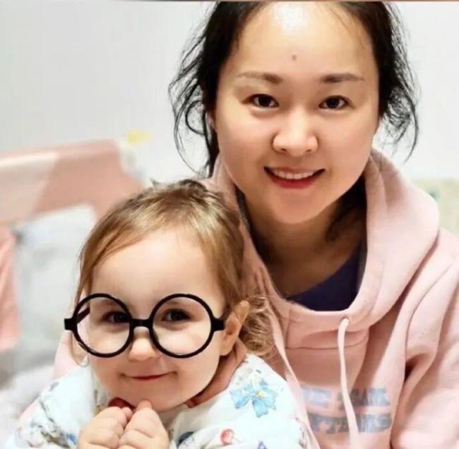 中国爸妈生出混血宝宝,金发碧眼超漂亮,父亲:太爷爷是斯拉夫人 祖传技能显现