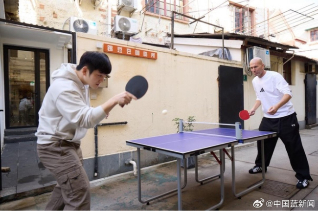 齐达内晒和樊振东打乒乓照