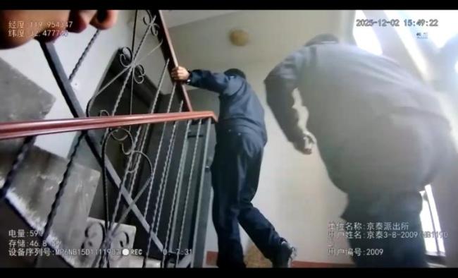 生死13秒 泰州公安高空救回坠楼女子 警民合力救援