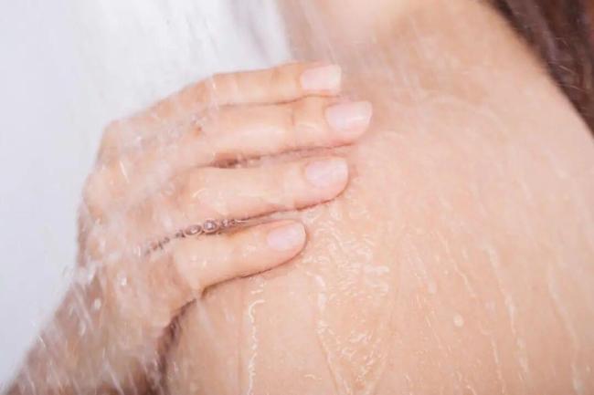 這樣洗澡當心越洗越癢！防手足皸裂必看