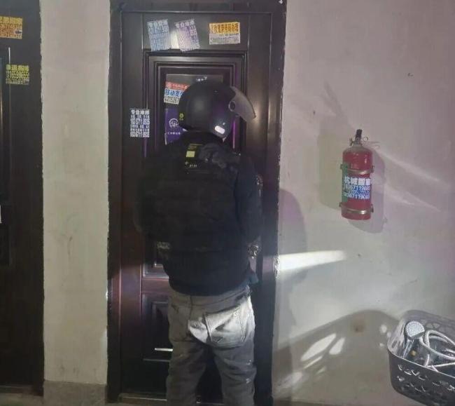 男子醉酒后在水泥护栏上睡着 惊险一幕引关注