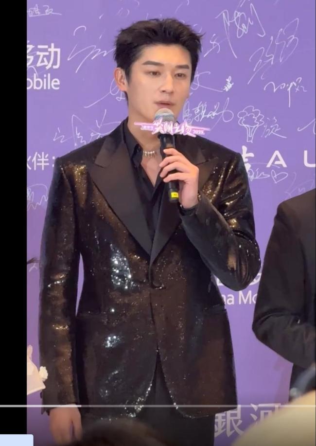 章若楠亮相2025爱奇艺尖叫之夜红毯 白茉莉花造型仙气十足