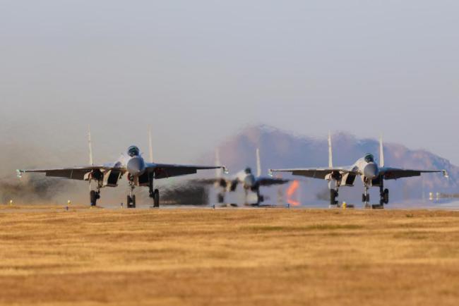 海军航空大学某基地跨昼夜飞行训练 锤炼全天候作战能力