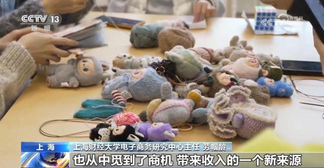 小玩偶穿出大市場 小小“娃衣”為何“出圈”？