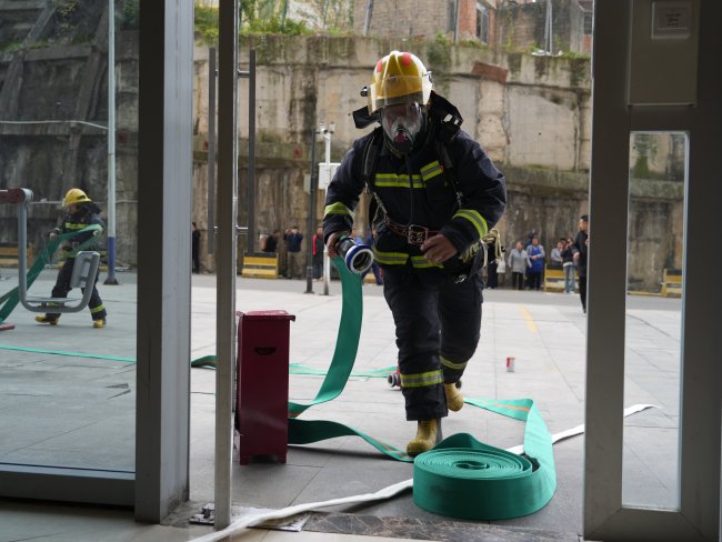 贵阳22层高楼突发火情？原来是演练 高层建筑火灾实战演练