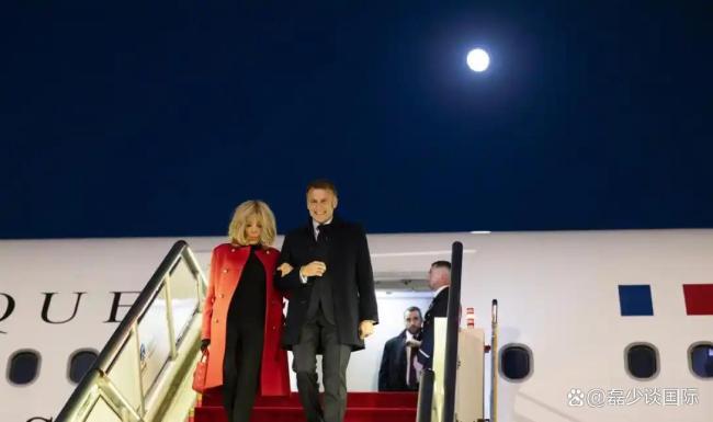 马克龙奔向人群与中国民众互动