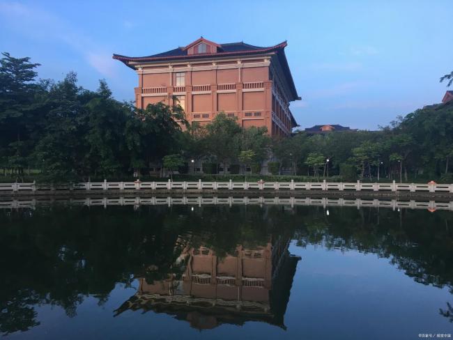 马克龙一路小跑与川大学生互动