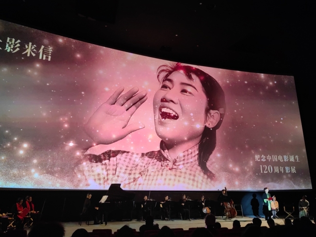 祝希娟领衔诵读上影前辈“来信” 经典电影再现银幕