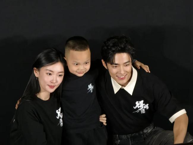 《得閑謹(jǐn)制》：“國劇門臉”沒掉鏈子 正午陽光首映亮眼