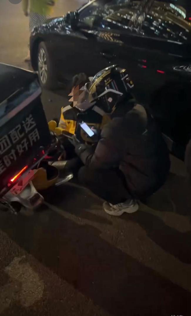 同行遭遇車禍 女騎手暖心相助 現(xiàn)場(chǎng)施救顯真情