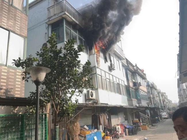 火災(zāi)現(xiàn)場驚現(xiàn)“電線蜘蛛網(wǎng)” 私拉電線成隱患