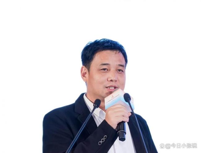 众擎T800人形机器人一脚踹倒自家CEO 发布会震撼开场