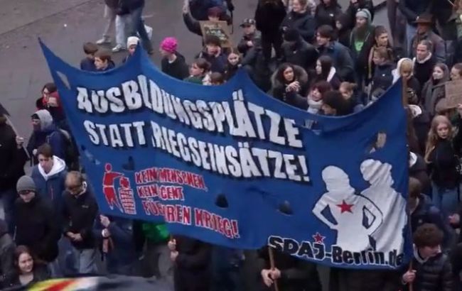 德國爆發(fā)游行:抗議恢復志愿兵役制 民眾擔憂被征召入伍