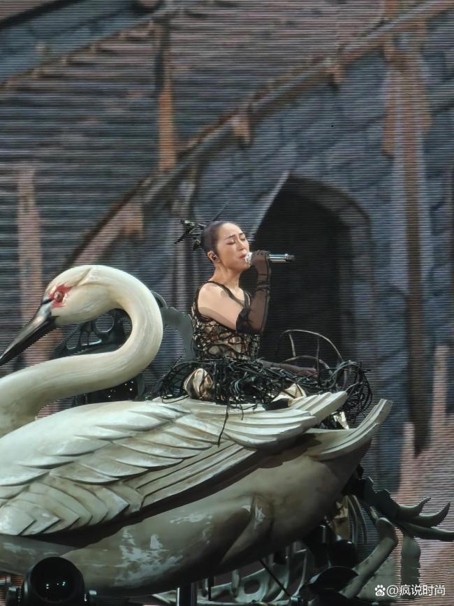 楊千嬅兒子長這么高了