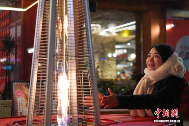 哈尔滨中央大街暖炉上线 冬日温暖升级