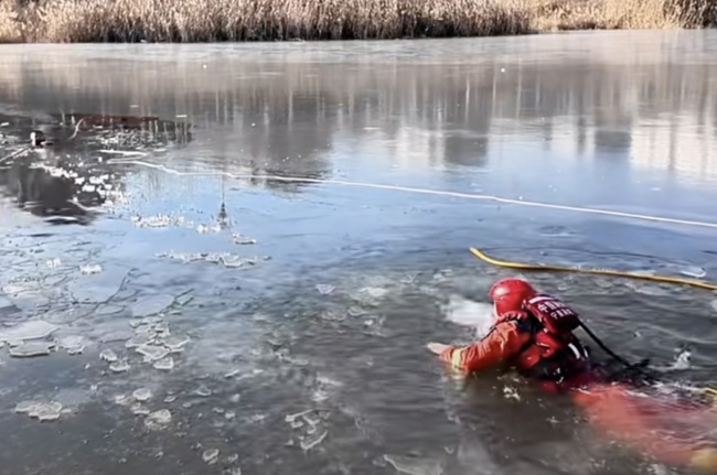 13歲女孩爬冰救人 勇敢無畏獲贊譽(yù)