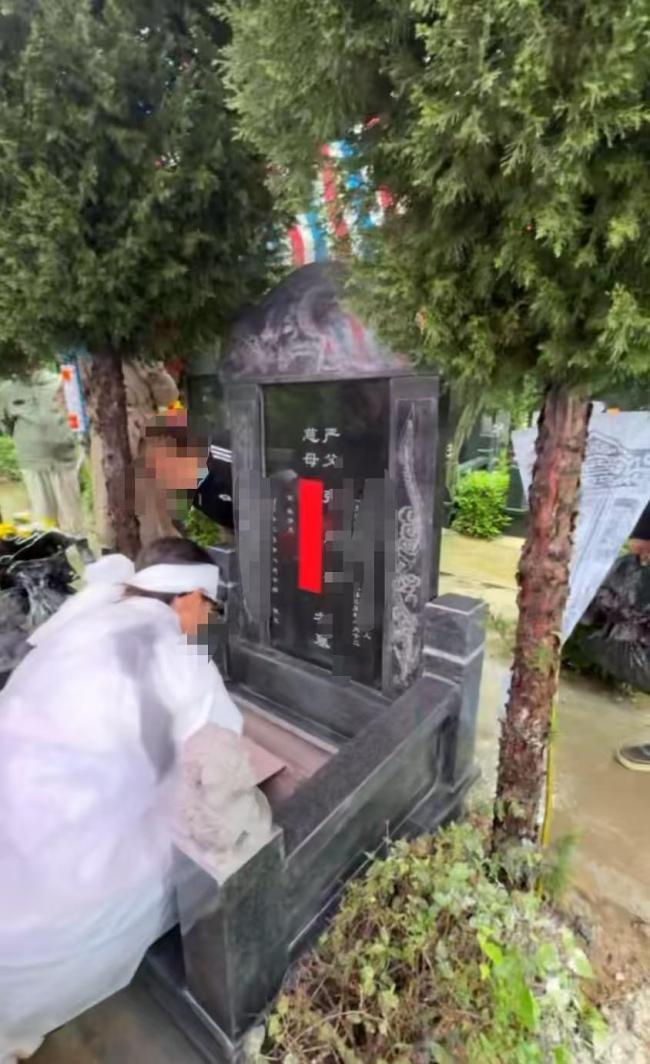 年迈姐弟买相邻墓位,弟弟下葬时家人发现不相邻