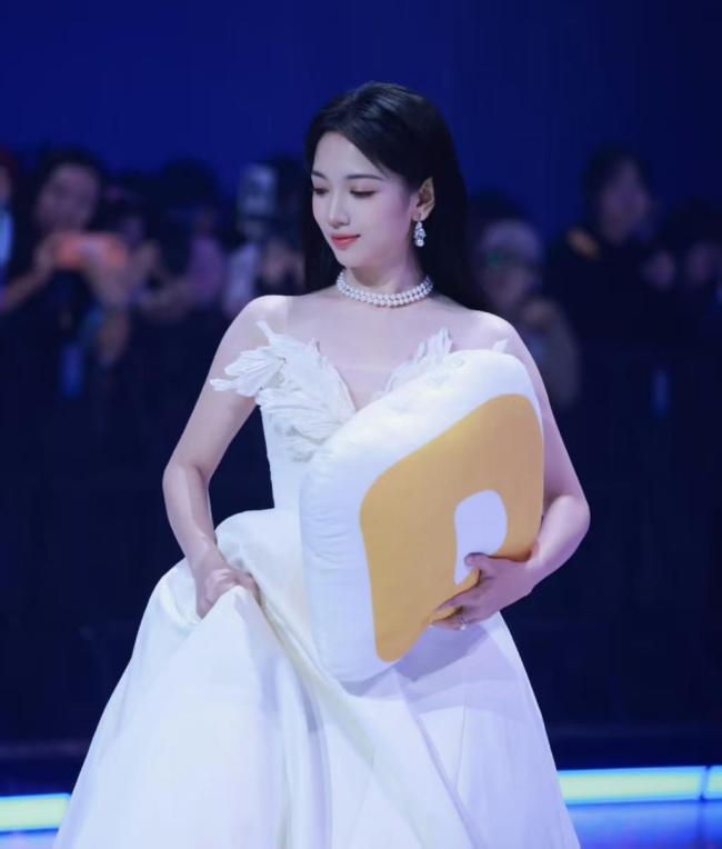 2025爱奇艺尖叫之夜 熟东谈主局破局盛典