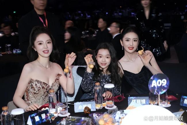 董璇曬小酒窩與白鹿自拍