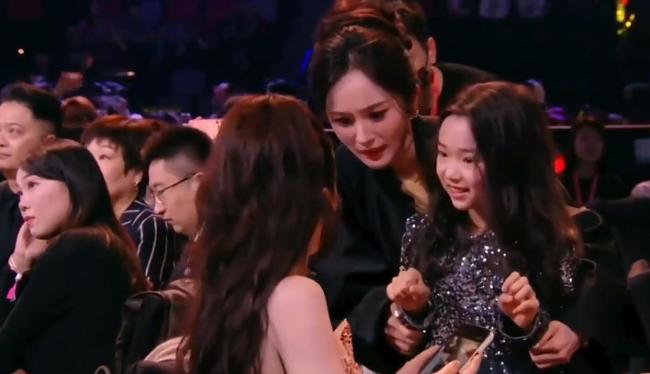 小酒窝尖叫之夜合影的明星 一线大牌齐亮相