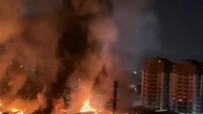 云南普洱一处烟花爆竹仓库突发大火 多部门联动扑救