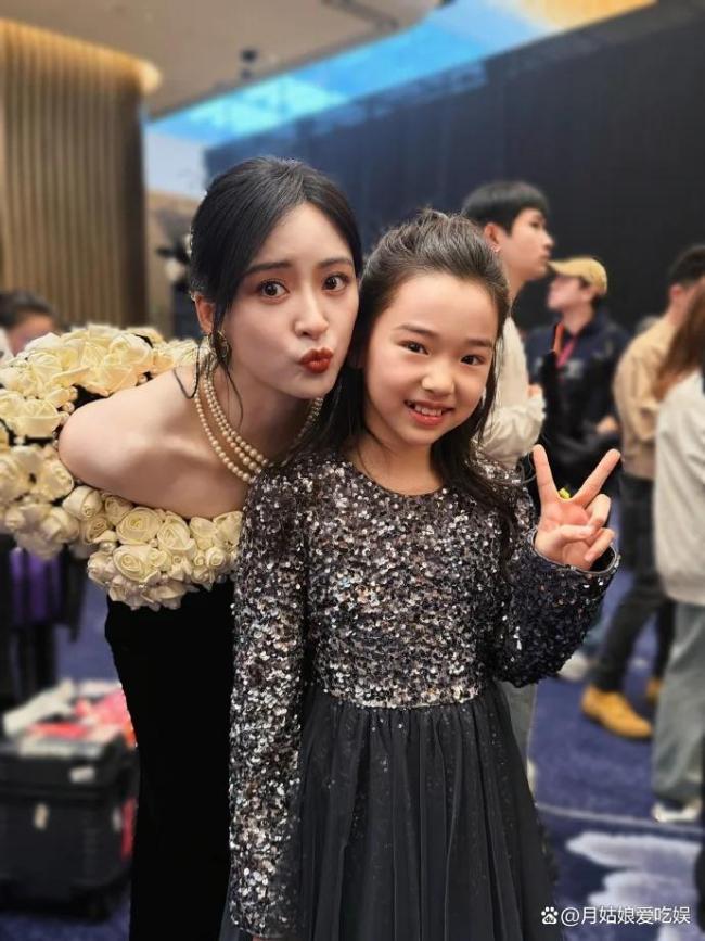 董璇带着小酒窝到处合影 星二代的温暖瞬间