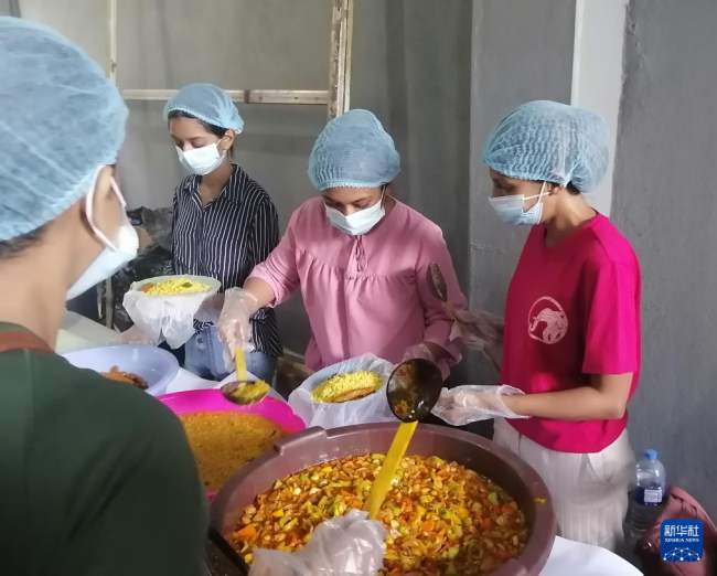 在斯里蘭卡社區(qū)廚房感受賑災(zāi)暖意 平凡人的善舉溫暖人心