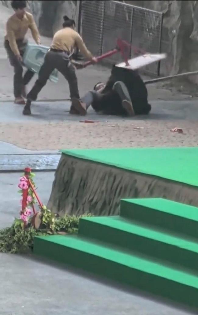 动物园被黑熊扑倒的驯养员发声 因食物引发意外