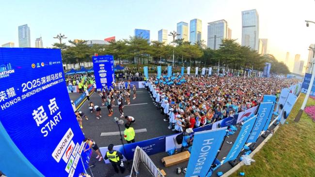 高鵬獲深圳馬拉松男子組國(guó)內(nèi)第一 中國(guó)首位沖線選手