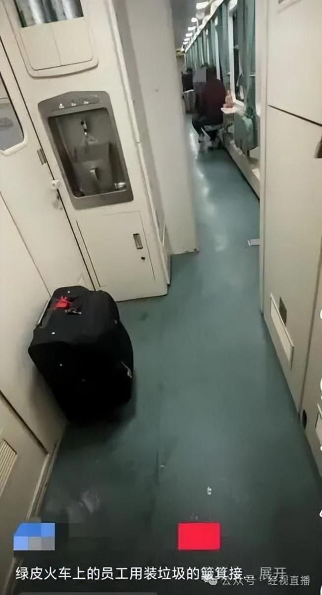 12306回应员工用装垃圾的簸箕接开水 卫生隐患引关注