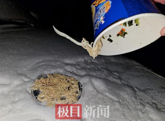零下30℃的漠河室內外溫差達60℃ 泡面速凍成“干脆面”