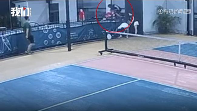 大馬男子翻欄桿撿球踩空從三樓墜亡