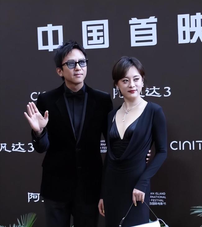 邓超假装“亲一口”逗笑孙俪 恩爱如初撒狗粮