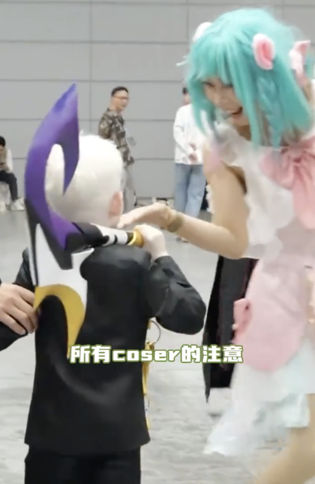 5歲白化病男孩在漫展收獲溫暖