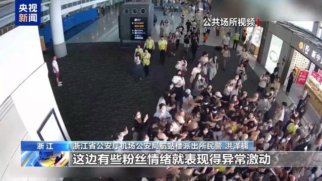 周濤被追著懟臉拍攝要簽名