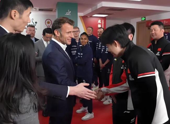 王曼昱得到马克龙的点赞 乒乓酬酢展现自信风韵