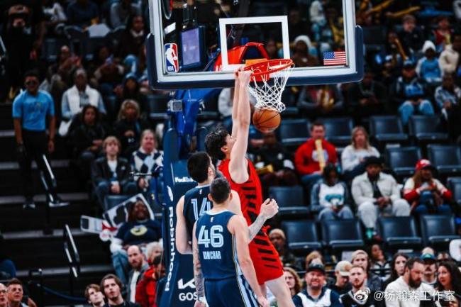 熱議楊瀚森首次首發(fā)！臉部被打引拓媒怒噴 職業(yè)生涯新起點(diǎn)