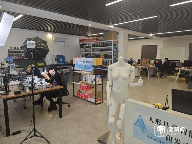 男子在杭州車庫手搓機(jī)器人 工程師慕名學(xué)藝