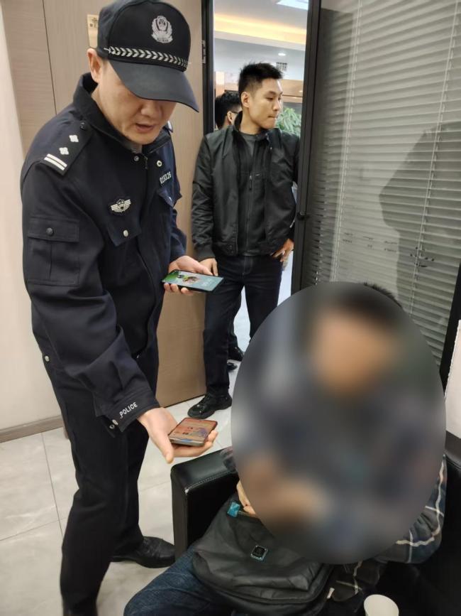 長(zhǎng)沙一男子要取現(xiàn)20萬(wàn)銀行緊急報(bào)警 可疑行為引警方介入