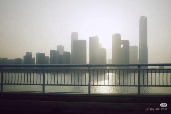 李现澳门街头摄影被路人警告 纪实抓拍需谨慎