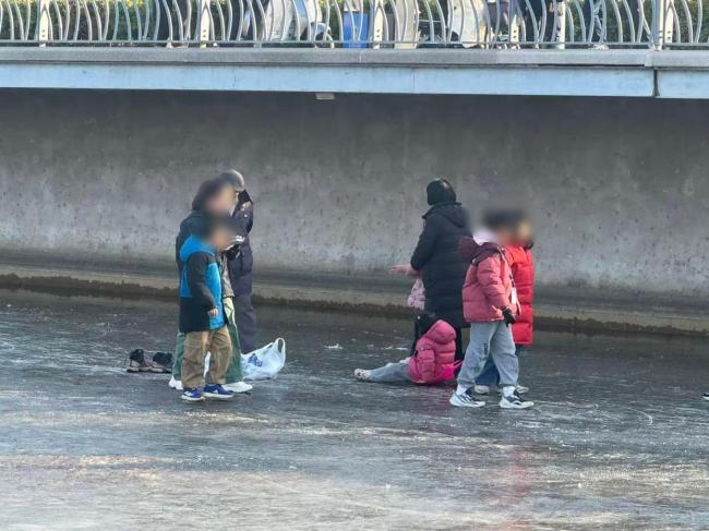 剛上凍就冒險(xiǎn)滑“野冰” 緊急提醒 冰層薄隱患多