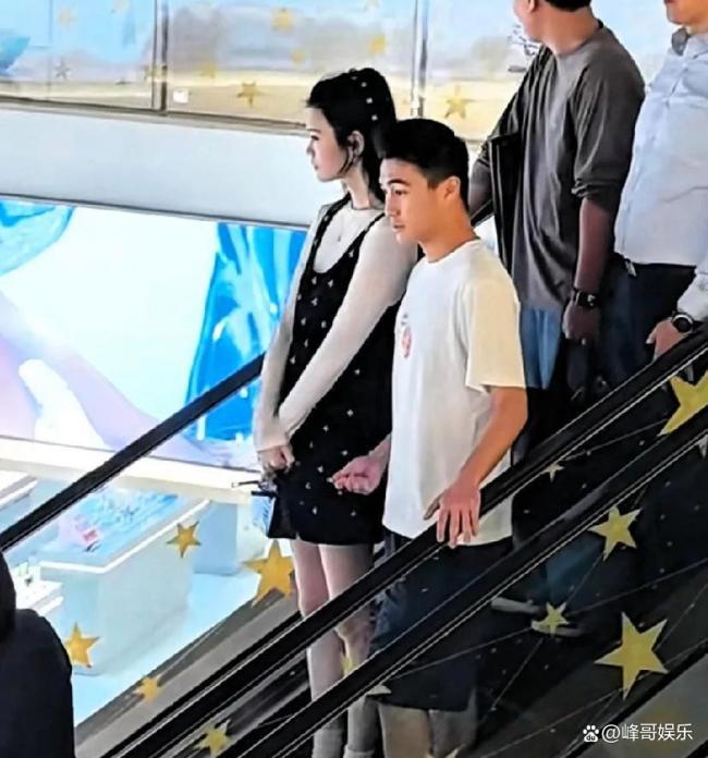 奚夢瑤何猷君一家現(xiàn)身三亞 豪門休閑時(shí)光